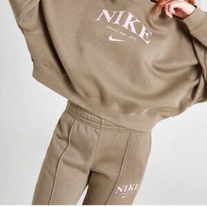 Nike girl’s trend sweatshirt logo cropped length crewneck fleece pullover Small
